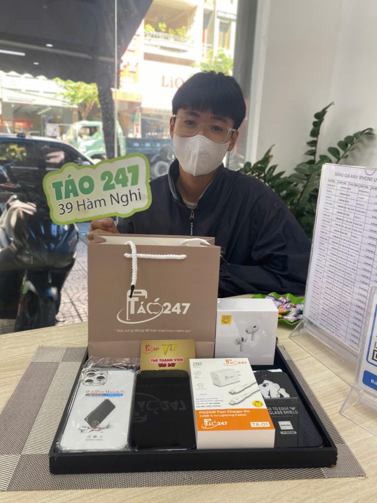 Khách hàng nhận iPhone 12 Pro Max 99% cùng quà tặng tại Táo 247 Đà Nẵng – chi nhánh 39 Hàm Nghi
