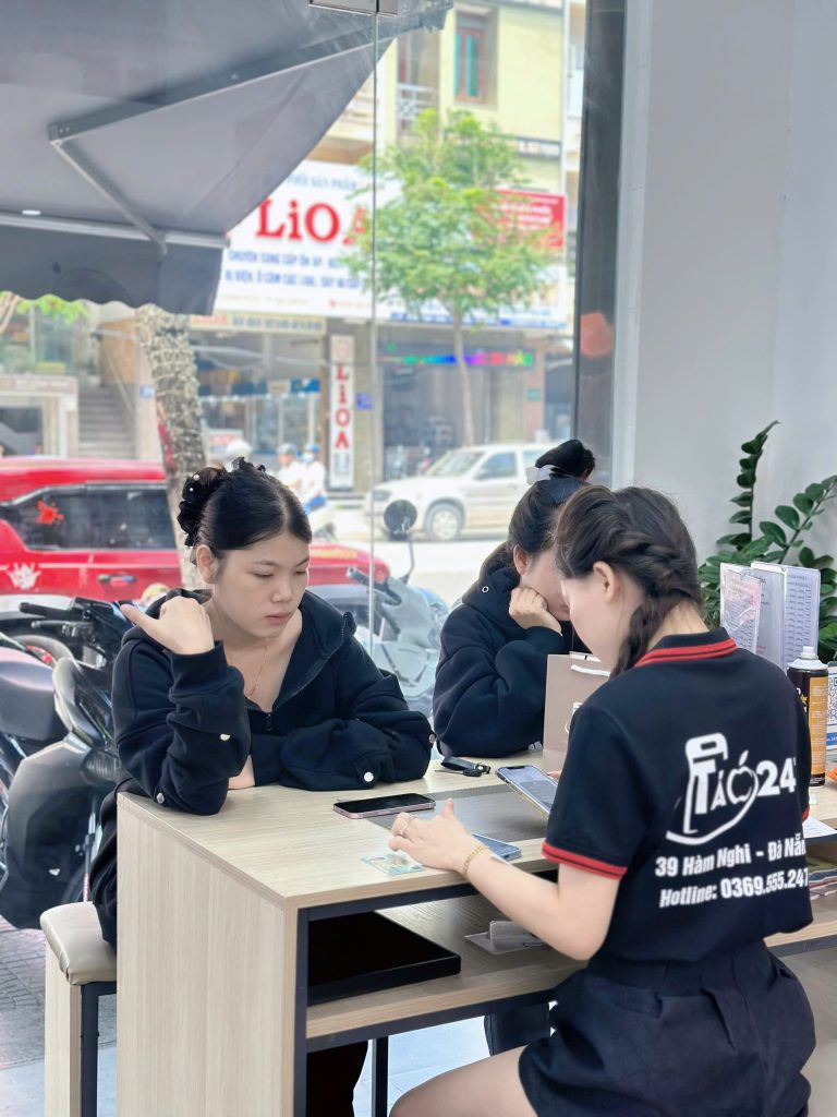 Khách hàng giao dịch mua iPhone tại cửa hàng Táo 247 cơ sở 39 Hàm Nghi, Đà Nẵng
