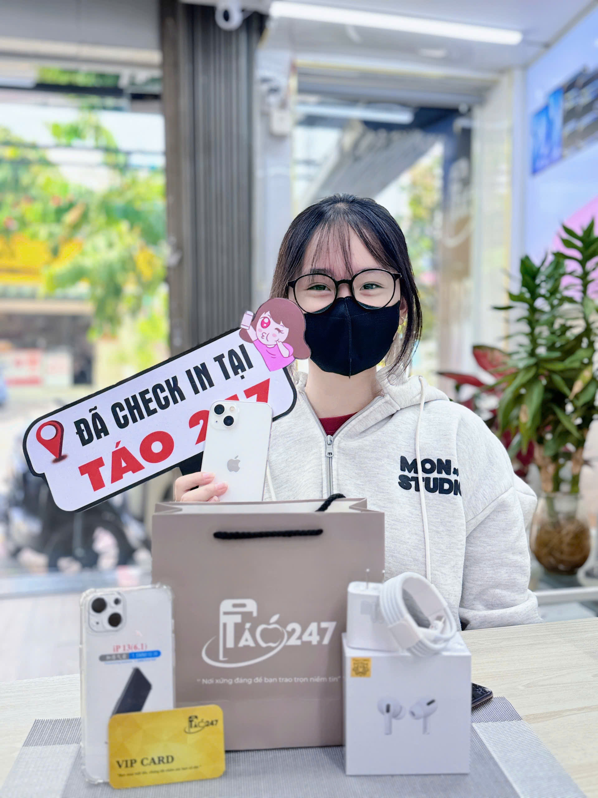 Khách hàng mua iPhone 13 trả góp Đà Nẵng và check-in tại Táo 247