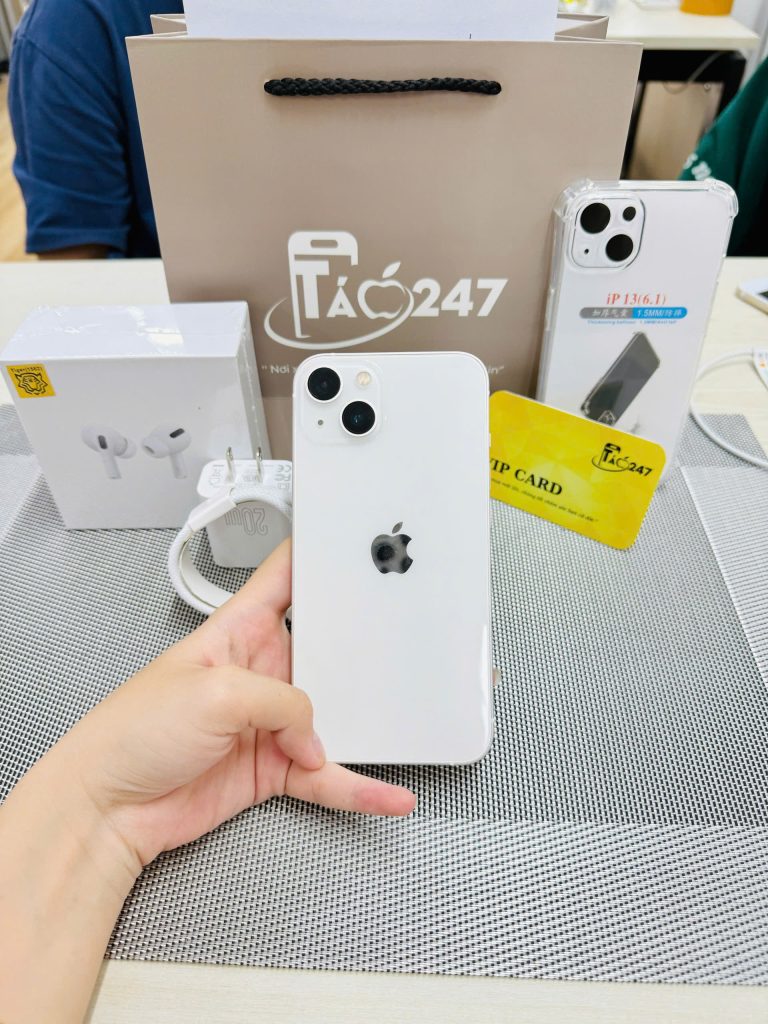 Khách hàng cầm iPhone 13 Pro cũ màu trắng tại Táo 247 Đà Nẵng