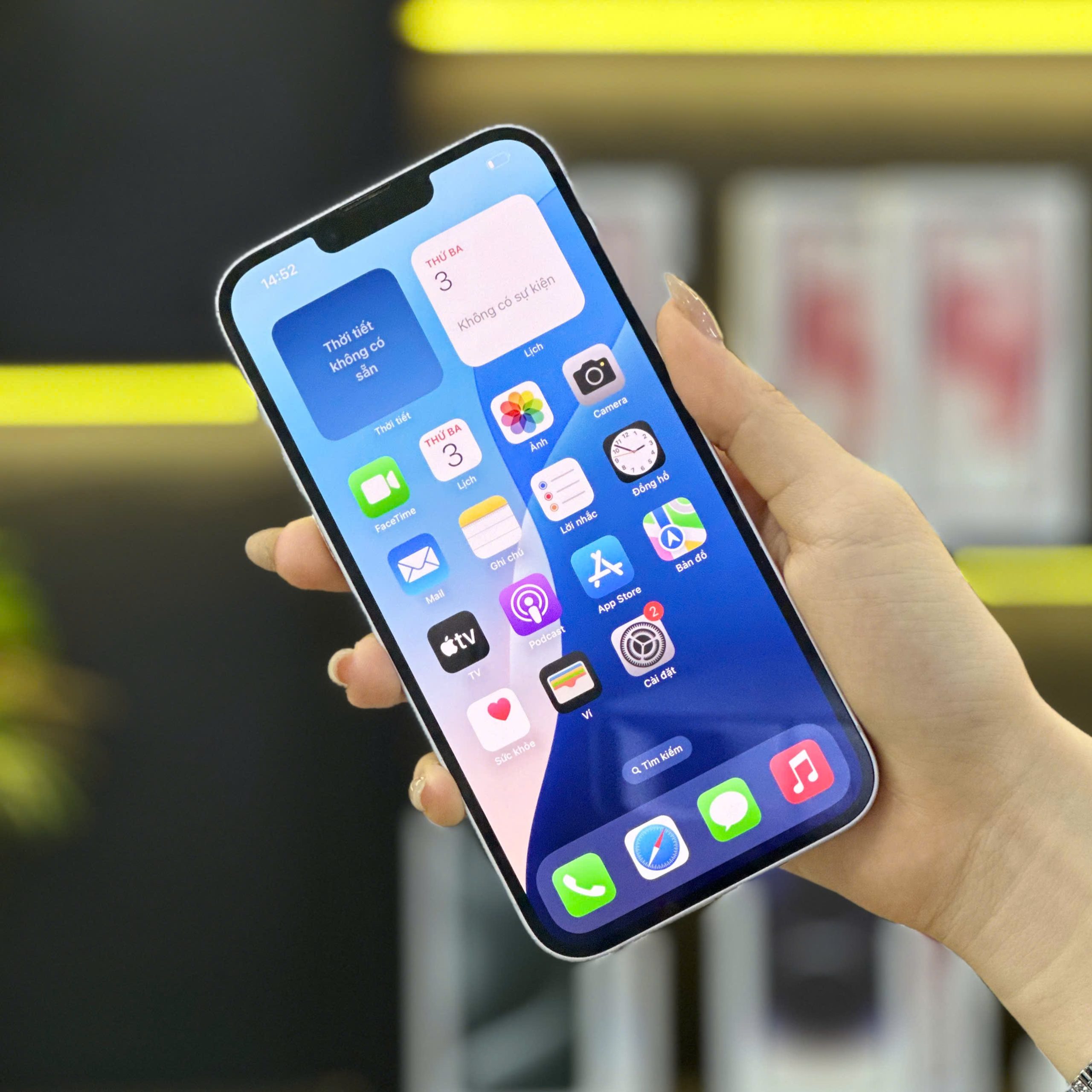 Cận cảnh màn hình iPhone 14 Plus hiển thị sắc nét tại Táo 247 Đà Nẵng