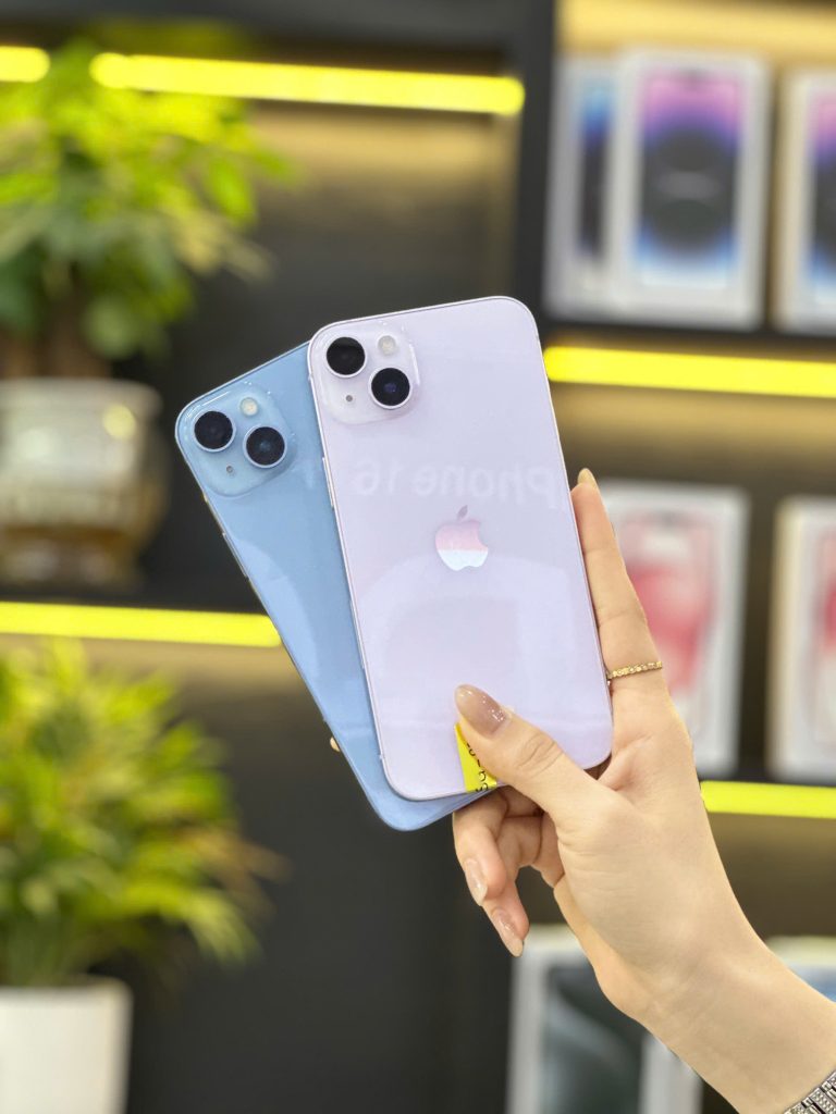 Tay cầm iPhone 14 và iPhone 14 Plus màu tím và xanh tại Táo 247 Đà Nẵng