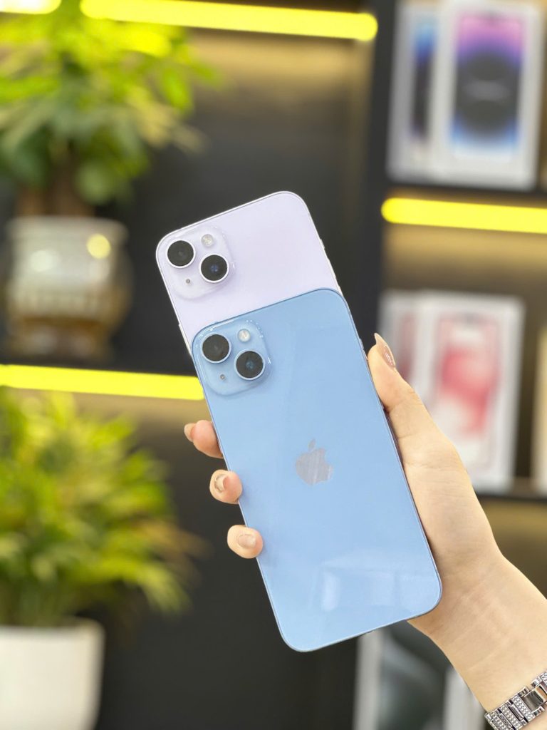 So sánh mặt lưng iPhone 14 Plus màu tím và iPhone 14 màu xanh tại Táo 247 Đà Nẵng
