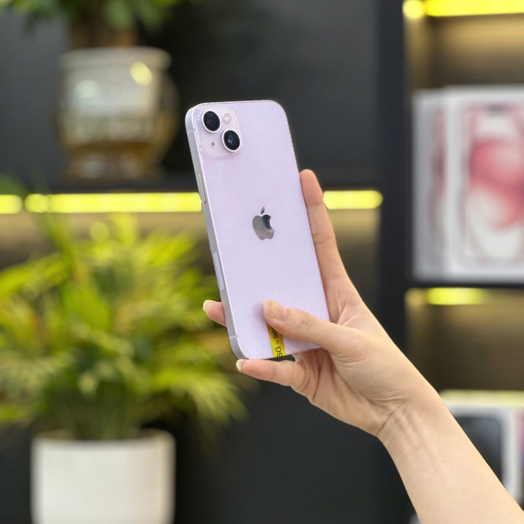 Khách hàng cầm trên tay iPhone 14 Plus màu tím tại cửa hàng Táo 247 Đà Nẵng