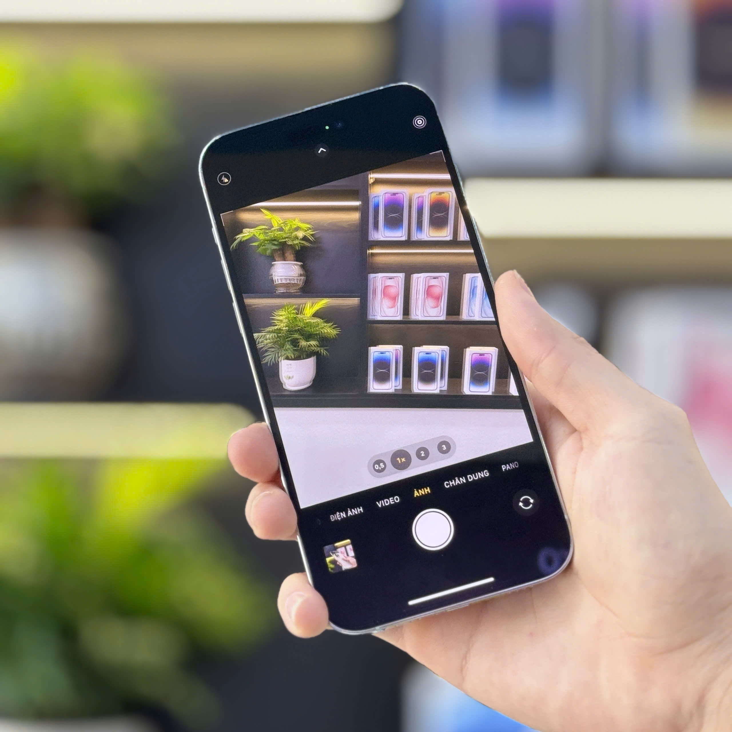 Khách hàng trải nghiệm camera iPhone 14 Pro cũ tại cửa hàng Táo 247 Đà Nẵng