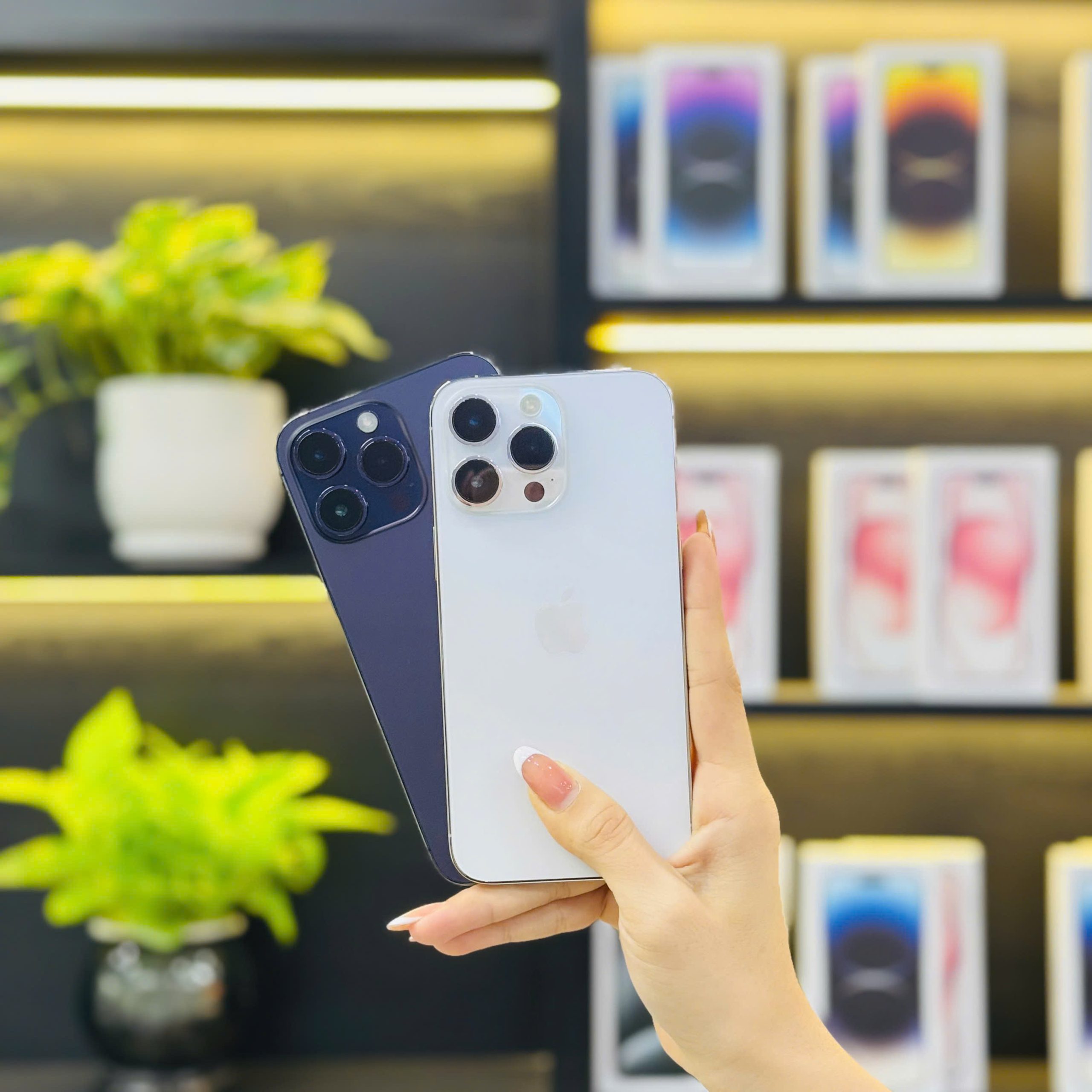 Khách hàng nhận iPhone 14 Pro Max cũ tại Táo 247 Đà Nẵng