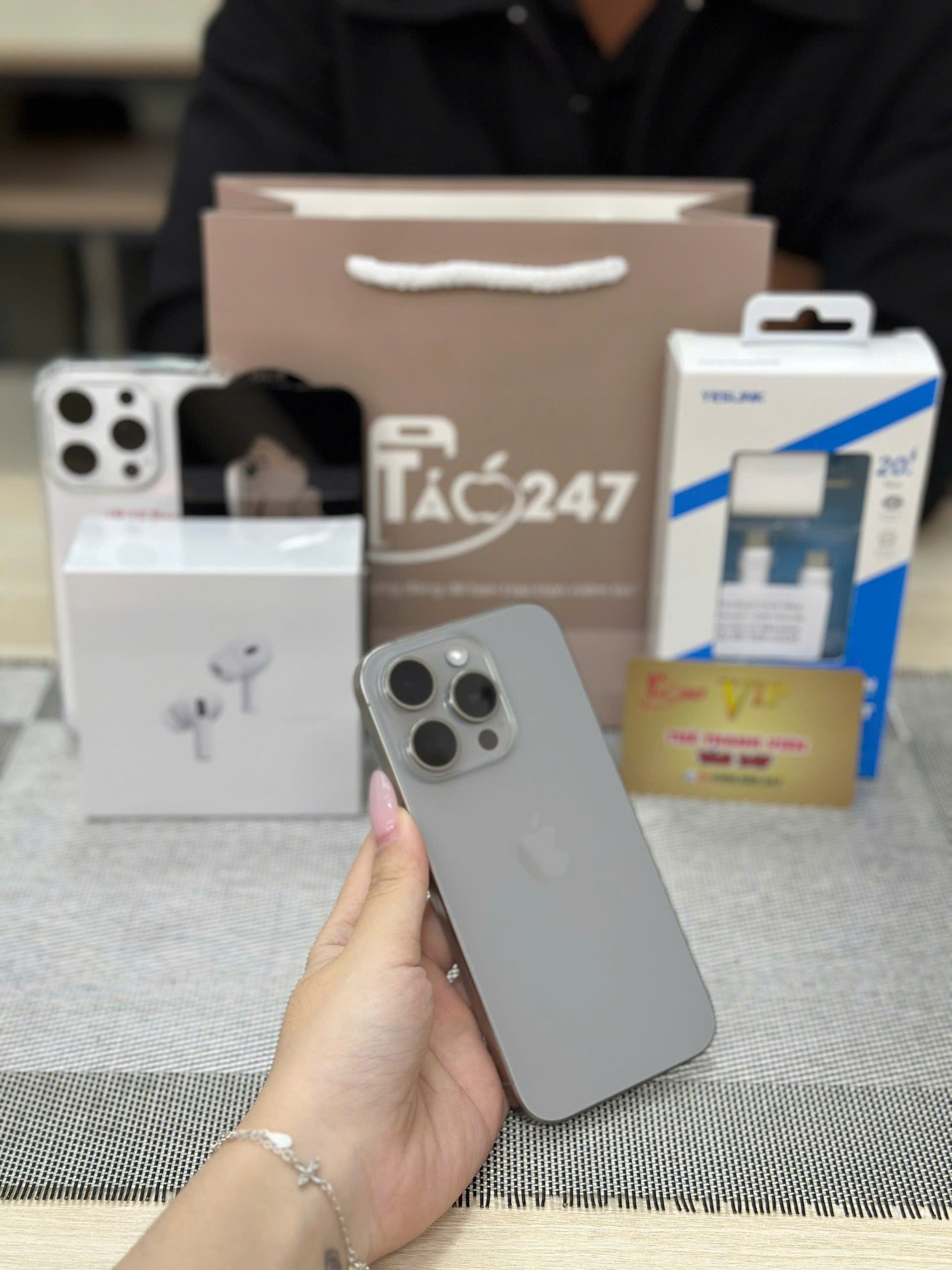 Khách hàng trên tay iPhone 15 Pro màu titan tại Táo 247 Đà Nẵng