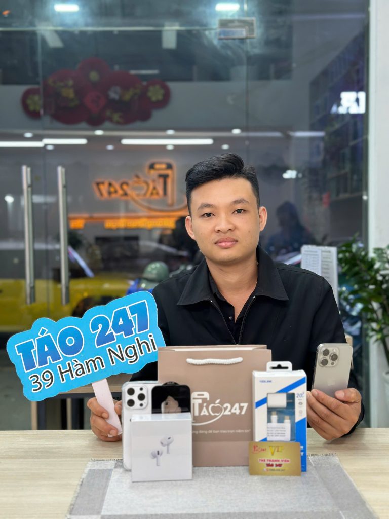 Khách hàng mua iPhone 15 Pro tại Táo 247 Đà Nẵng cơ sở 39 Hàm Nghi
