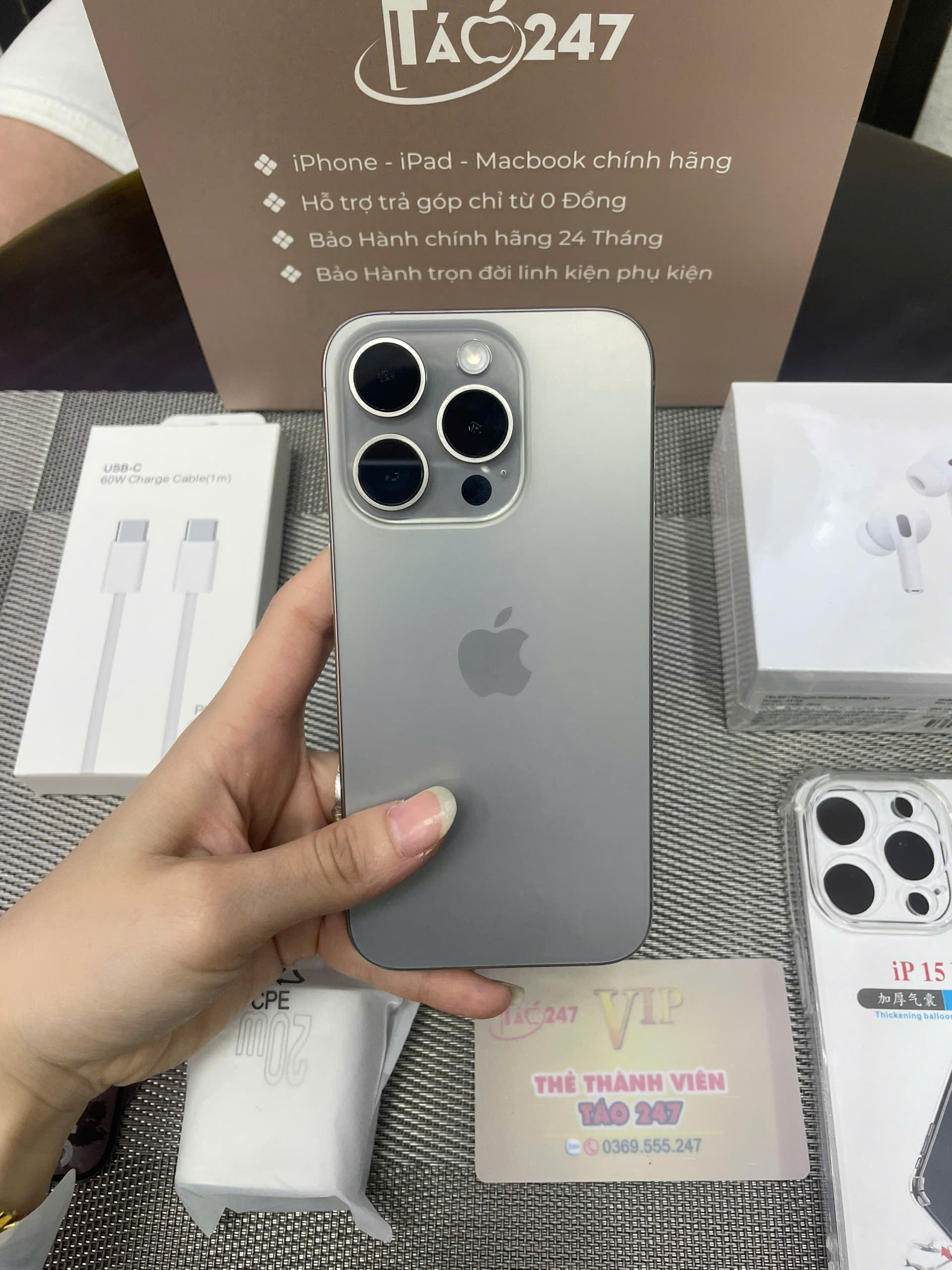 Cận cảnh iPhone 15 Pro màu bạc tại Táo 247 Đà Nẵng