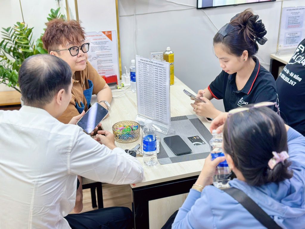 Khách hàng trao đổi với nhân viên Táo 247 khi mua iPhone cũ tại Đà Nẵng – Tư vấn minh bạch, chính sách rõ ràng
