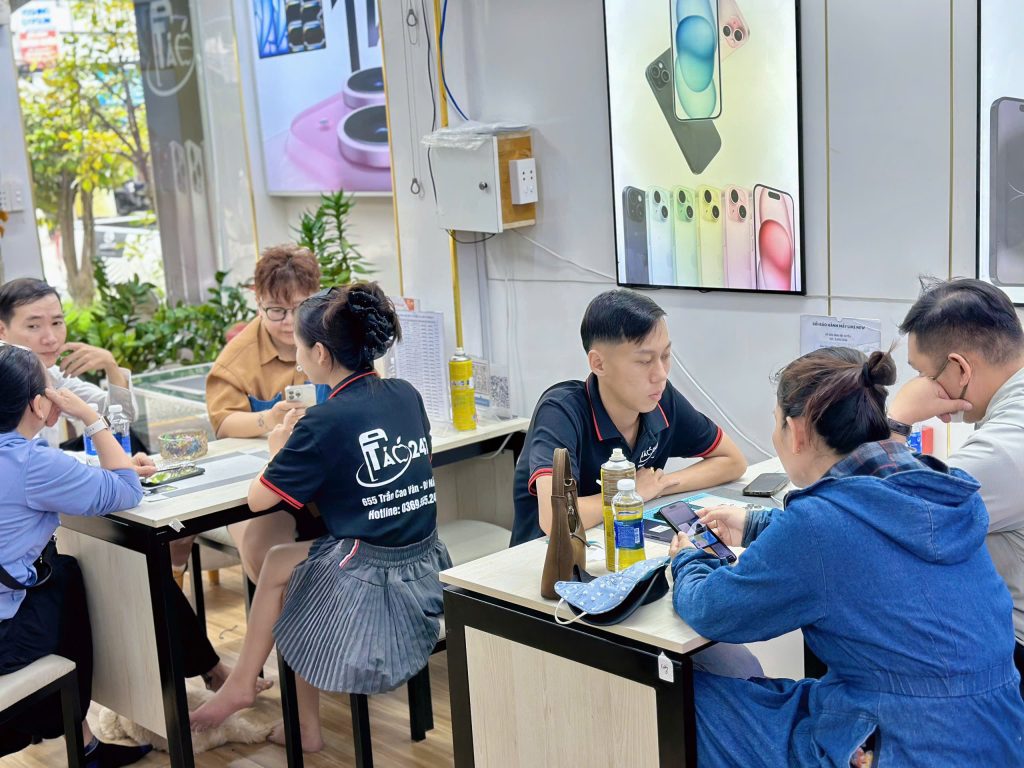 Khách hàng được nhân viên Táo 247 tư vấn mua iPhone trực tiếp tại cửa hàng Đà Nẵng