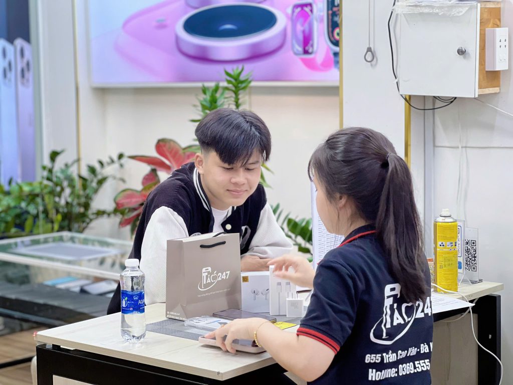 Nhân viên Táo 247 tư vấn khách mua iPhone cũ tại cửa hàng – Dịch vụ tận tâm, giá tốt, bảo hành đầy đủ
