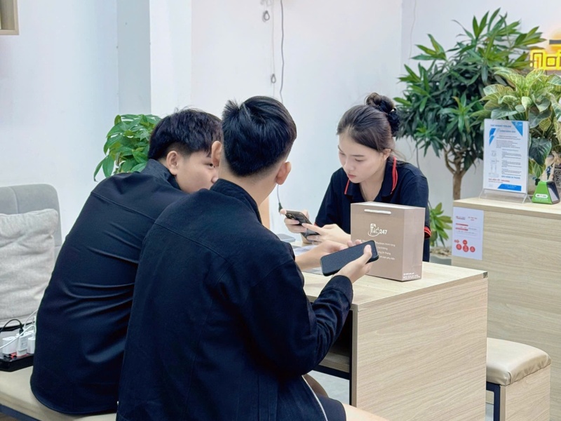 Nhân viên Táo 247 tư vấn khách hàng mua iPhone góp không lãi tại Đà Nẵng.
