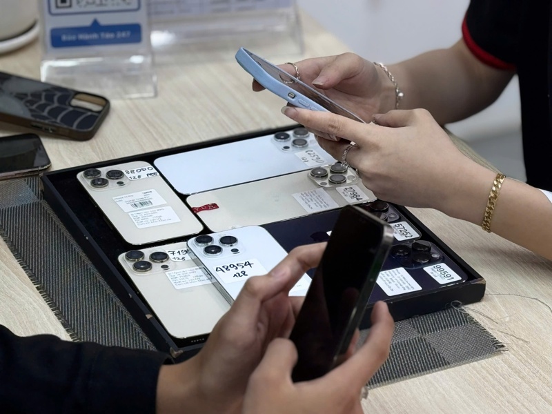 Khách hàng chọn iPhone cũ trả góp tại Táo 247 Đà Nẵng
