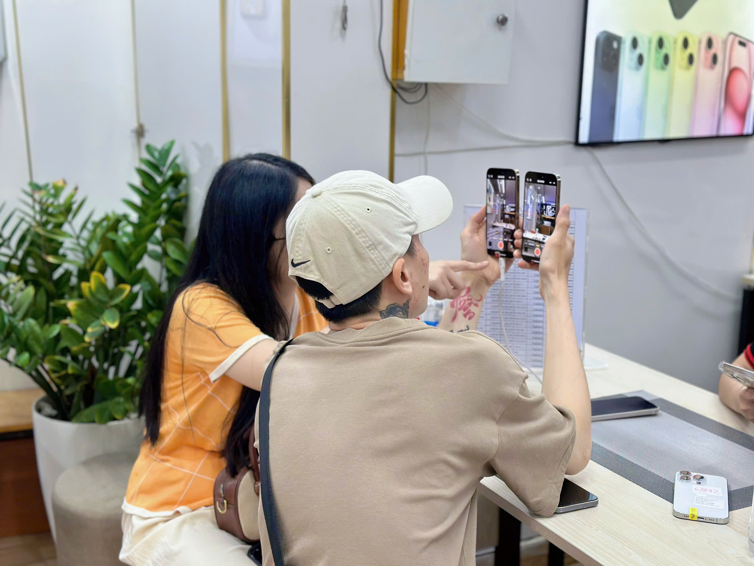 Khách hàng test iPhone cũ chụp hình đẹp tại Táo 247 Đà Nẵng
