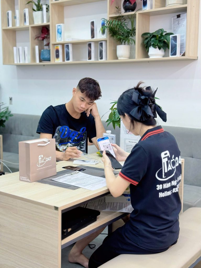 Khách hàng làm thủ tục mua iPhone cũ tại cửa hàng Táo 247 Đà Nẵng