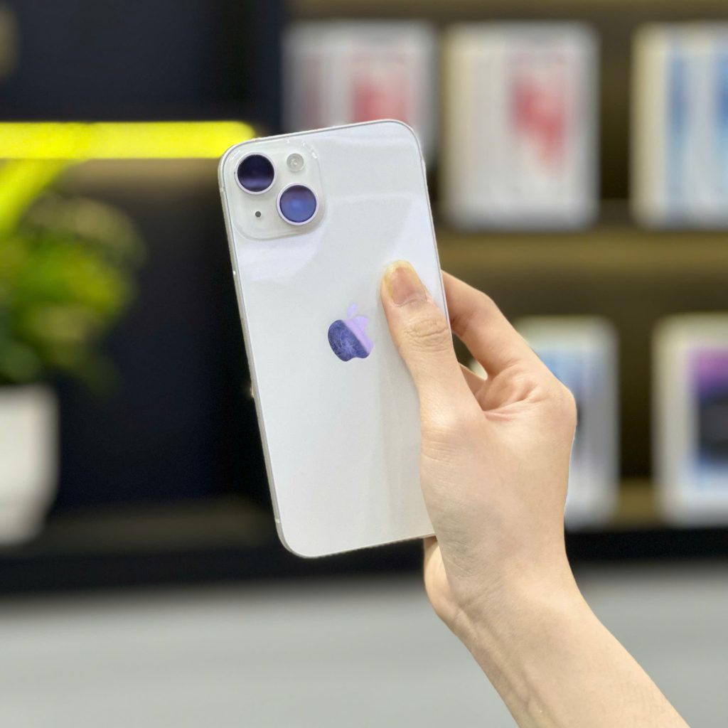 Cận cảnh iPhone cũ màu trắng chụp hình đẹp tại Táo 247 Đà Nẵng