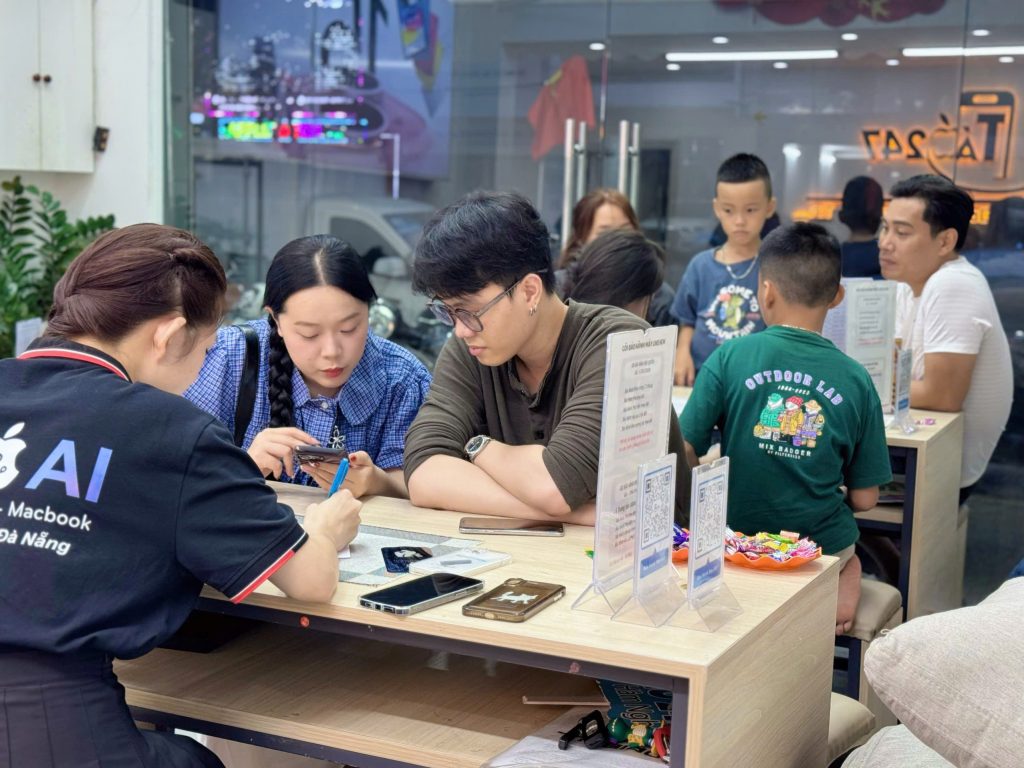 Khách hàng trải nghiệm và kiểm tra iPhone cũ còn bảo hành tại Táo 247 Đà Nẵng
