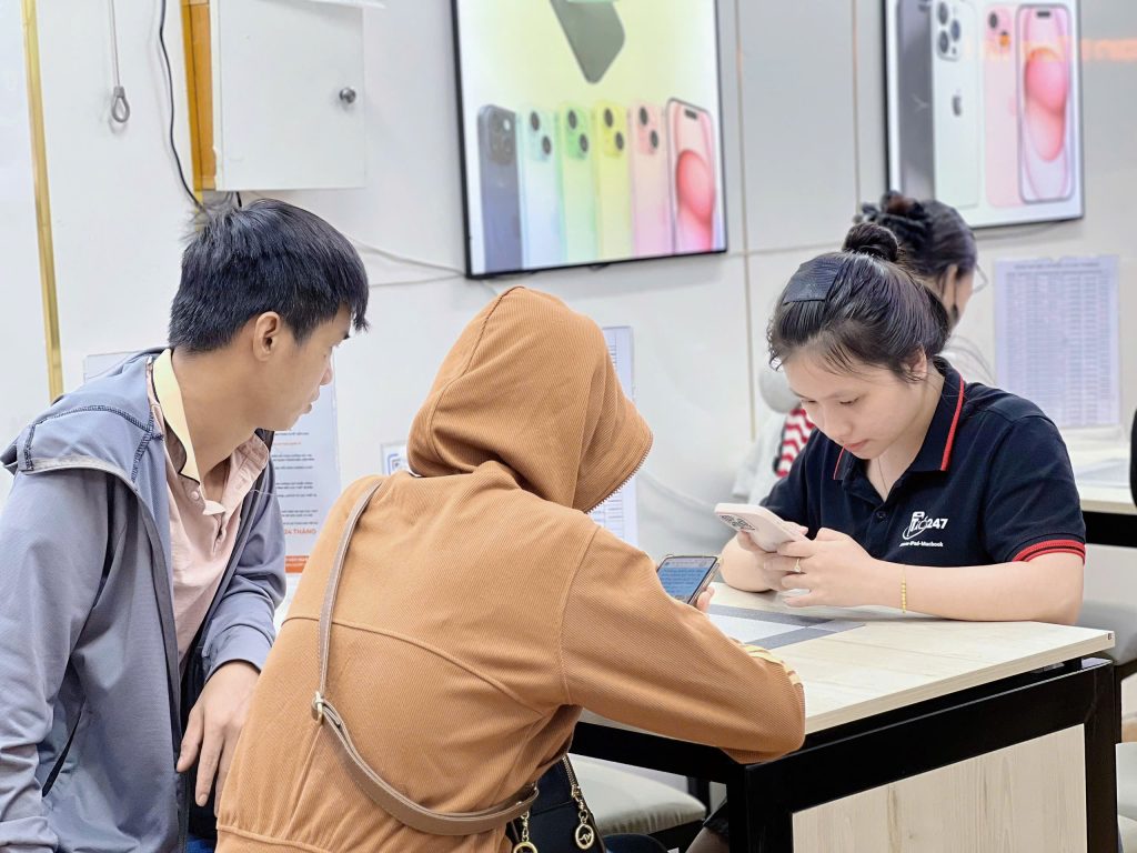 Khách hàng kiểm tra iPhone cũ còn bảo hành tại cửa hàng Táo 247 Đà Nẵng