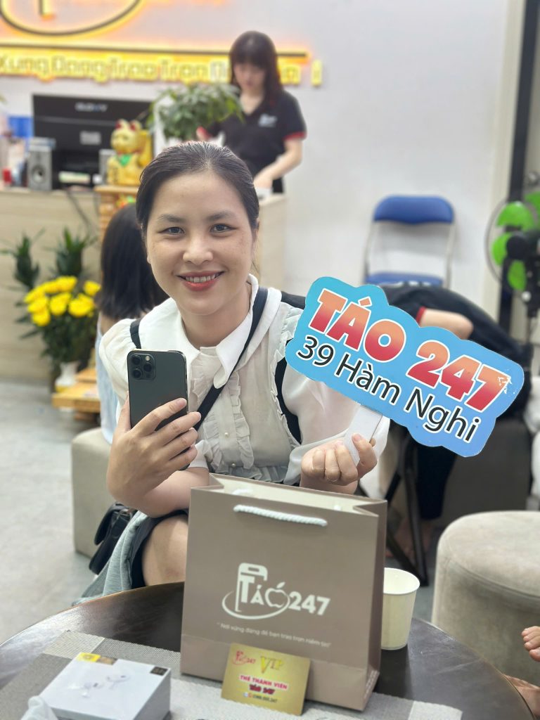 Khách hàng mua iPhone cũ màu đẹp tại Táo 247 Đà Nẵng cơ sở 39 Hàm Nghi