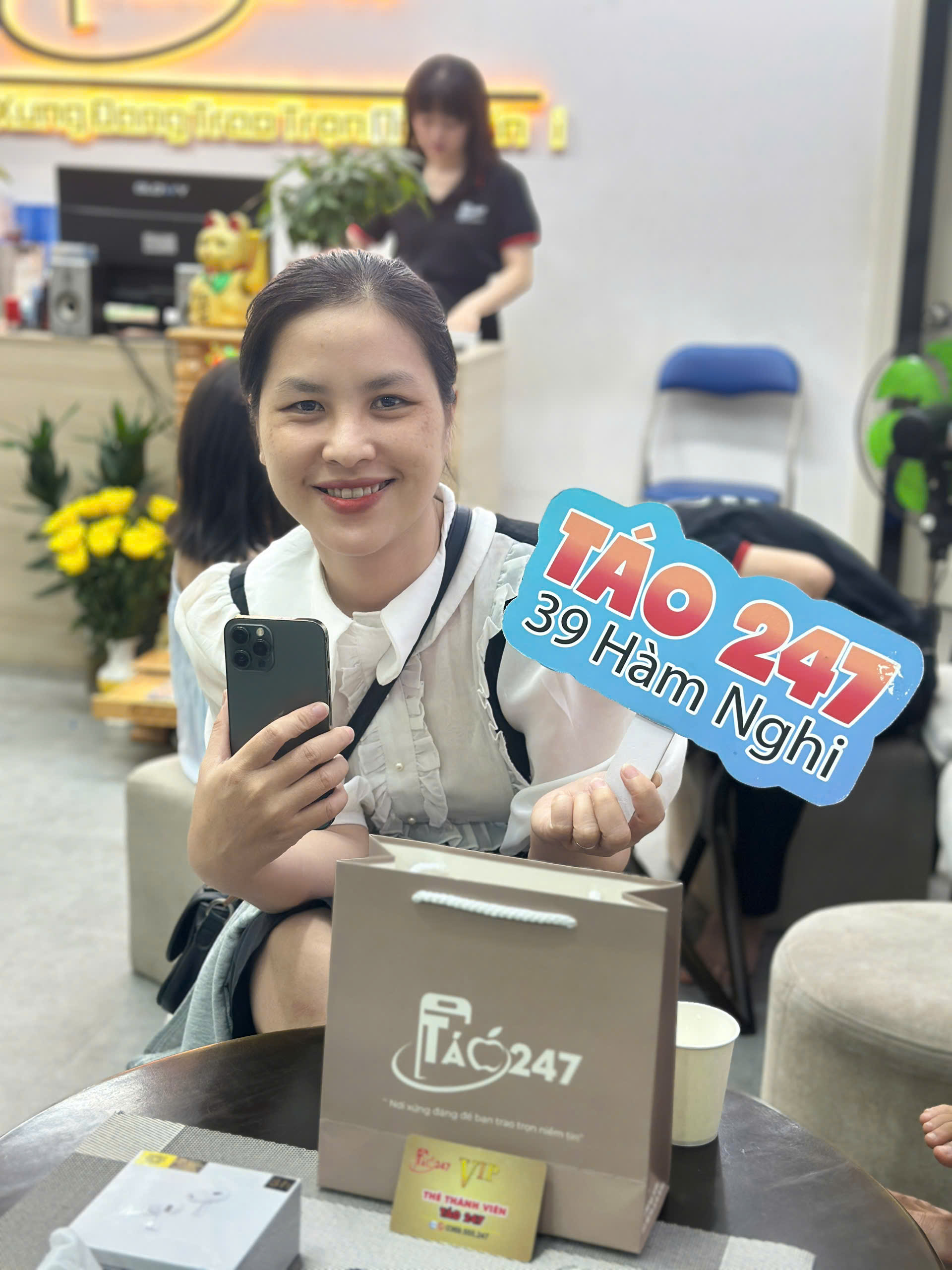 Khách hàng mua iPhone cũ màu đẹp tại Táo 247 Đà Nẵng cơ sở 39 Hàm Nghi