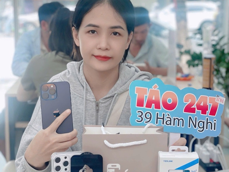 Khách hàng mua iPhone cũ giá sinh viên tại Táo 247 – máy zin, kèm phụ kiện đầy đủ