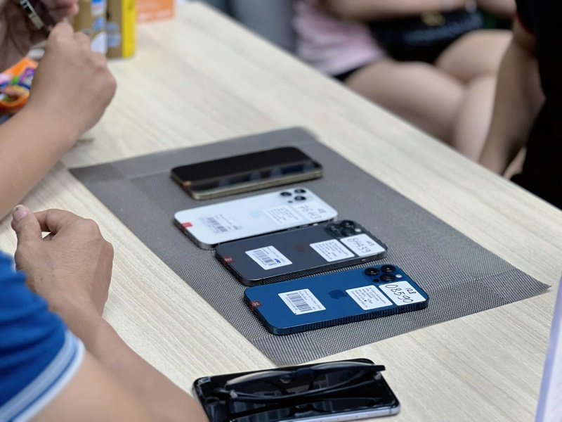 Dàn iPhone cũ được kiểm định và dán tem tại Táo 247 Đà Nẵng, sẵn sàng bàn giao cho khách