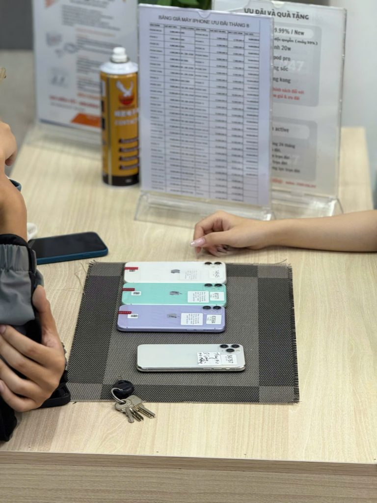Khách hàng nhận iPhone cũ tặng full phụ kiện tại Táo 247 Đà Nẵng