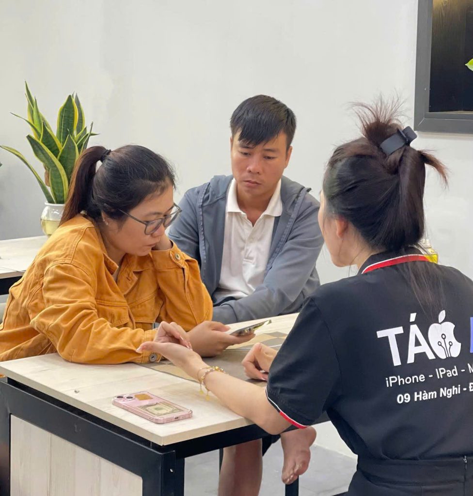 Nhân viên Táo 247 tư vấn iPhone cũ cho khách hàng tại cửa hàng Hàm Nghi, Đà Nẵng – uy tín, nhiệt tình
