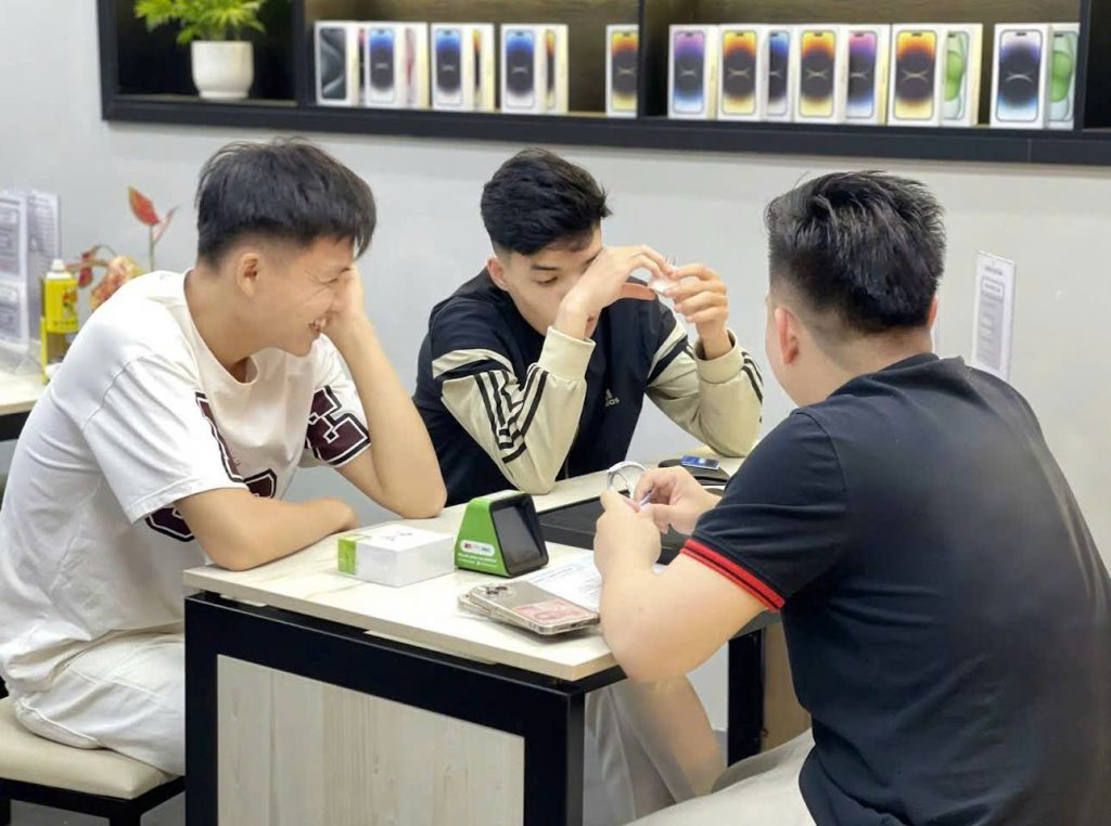 Khách hàng trẻ trải nghiệm mua iPhone cũ tại cửa hàng Táo 247 Đà Nẵng
