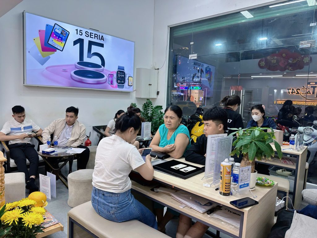 iphone-cu-da-nang-tao247 (118) Khách hàng xem và chọn mua iPhone cũ tại cửa hàng Táo 247 Đà Nẵng