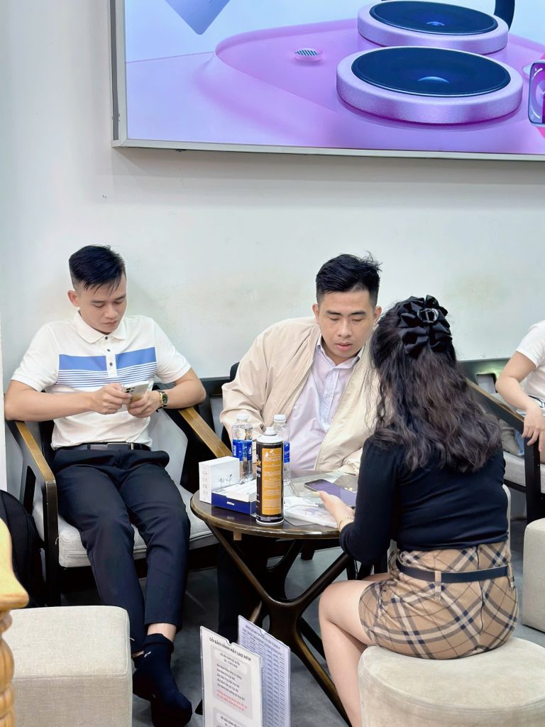 Nhân viên Táo 247 tư vấn chính sách đổi trả và bảo hành iPhone cũ cho khách hàng tại Đà Nẵng
