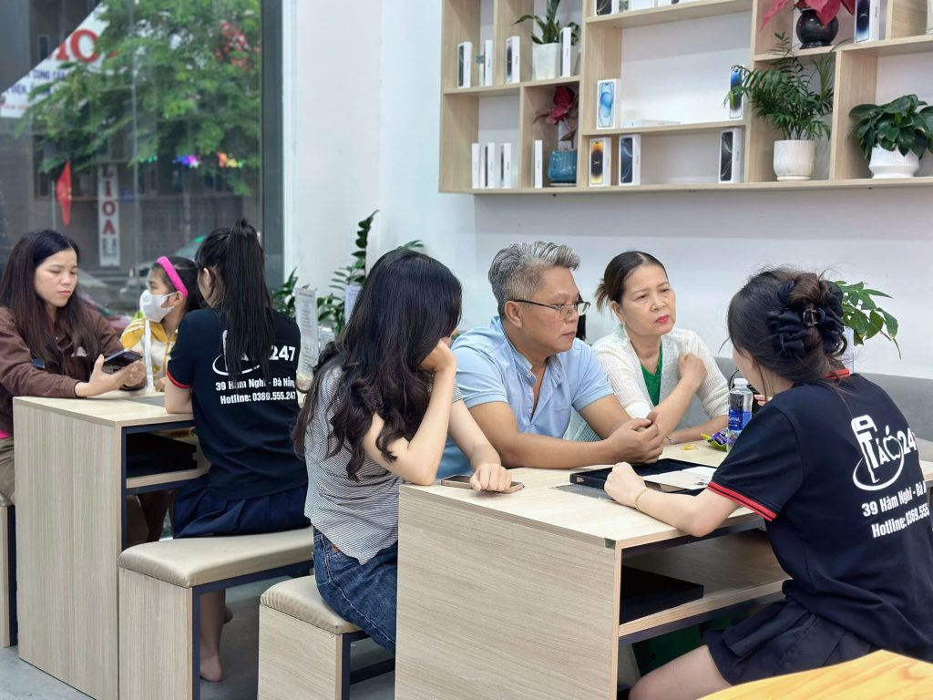 Khách hàng đông tại cửa hàng Táo 247 Đà Nẵng, được tư vấn mua iPhone cũ uy tín