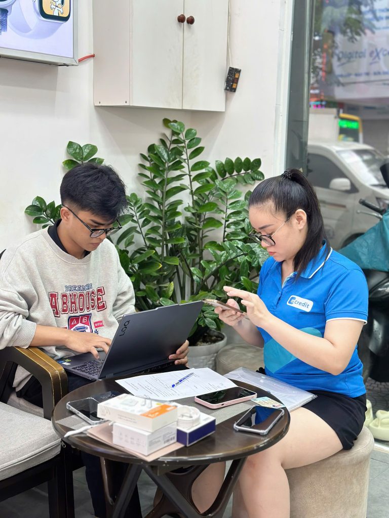 Khách hàng làm hồ sơ trả góp mua iPhone dung lượng lớn tại Táo 247 Đà Nẵng