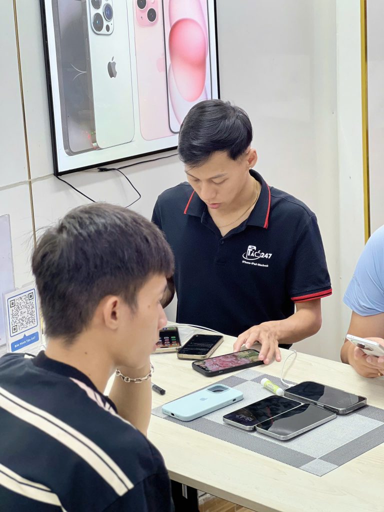 Nhân viên Táo 247 tư vấn và test iPhone cũ cho khách hàng tại cửa hàng Đà Nẵng
