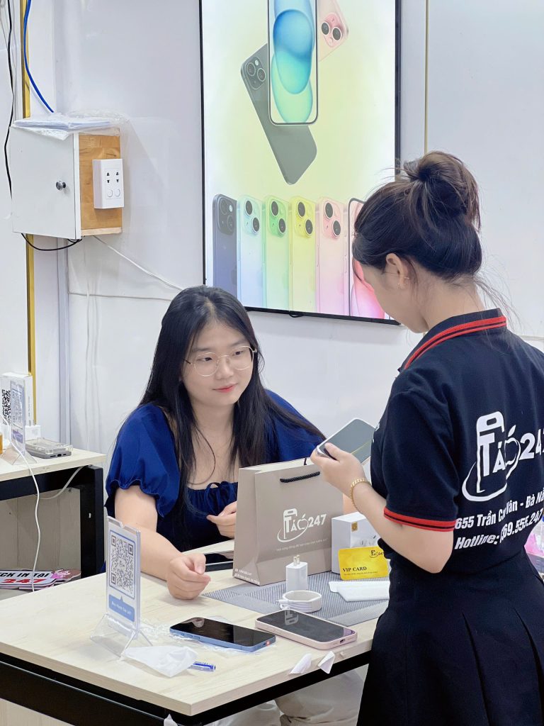 Khách hàng nhận iPhone cũ tại cửa hàng Táo 247 – máy zin, có túi quà, bảo hành rõ ràng tại Đà Nẵng

