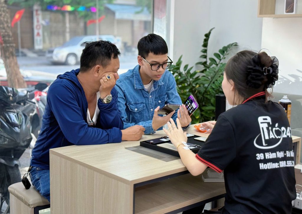 Khách hàng test iPhone cũ trực tiếp tại cửa hàng Táo 247 – 39 Hàm Nghi, Đà Nẵng, đảm bảo máy zin và hoạt động tốt
