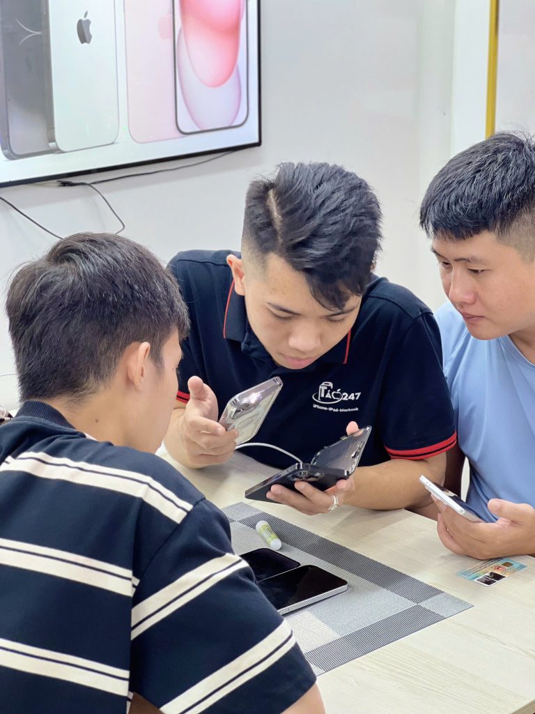 Kỹ thuật viên Táo 247 mở máy kiểm tra iPhone cũ trước khi giao cho khách – Minh bạch, rõ ràng

