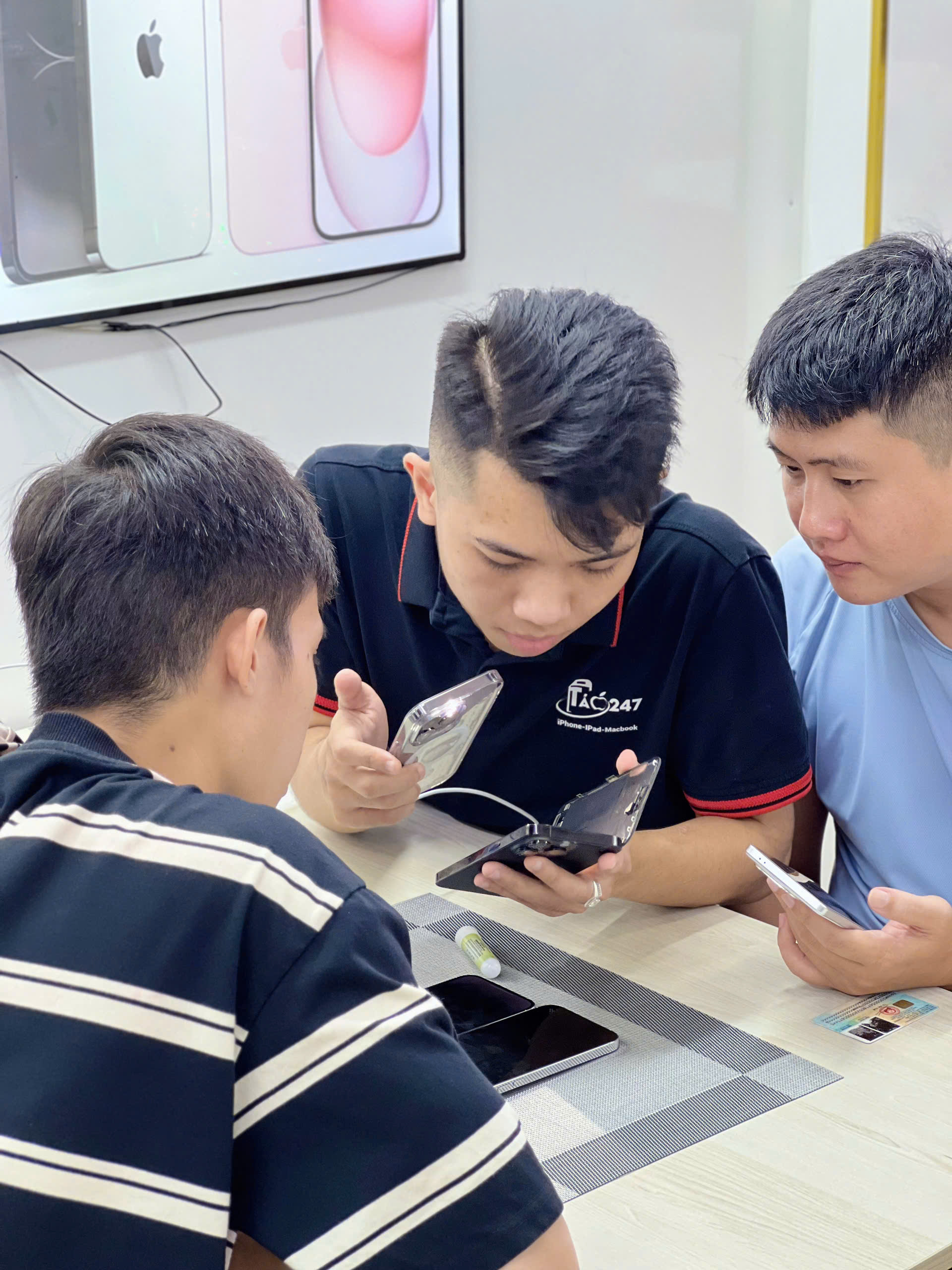 Kỹ thuật viên Táo 247 mở máy kiểm tra iPhone cũ trước khi giao cho khách – Minh bạch, rõ ràng