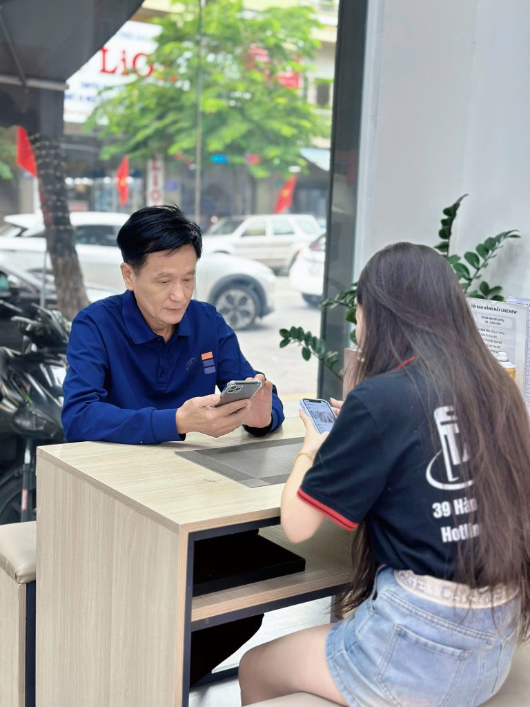 Nhân viên Táo 247 tư vấn khách hàng chọn mua iPhone cũ tại cửa hàng 39 Hàm Nghi Đà Nẵng
