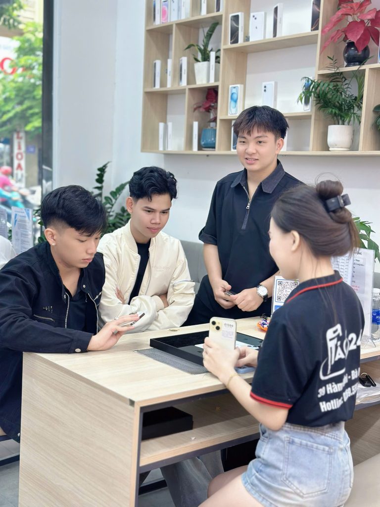 Nhân viên Táo 247 tư vấn khách mua iPhone cũ tại Đà Nẵng – Dịch vụ chuyên nghiệp, máy zin 100%

