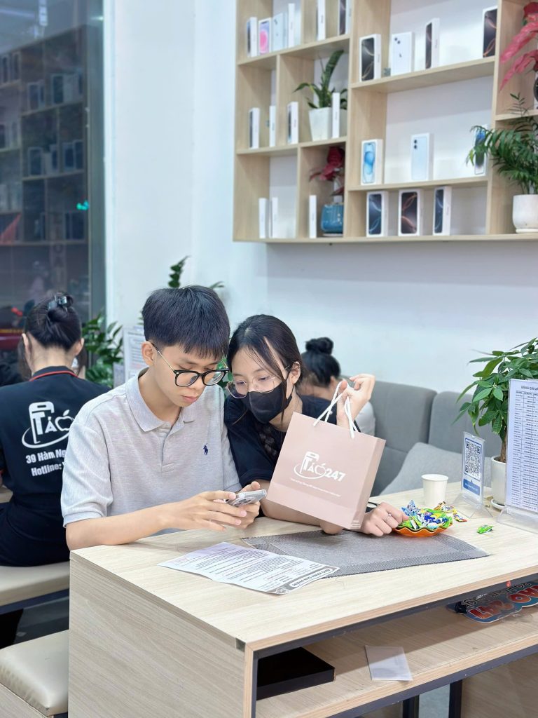 Khách hàng mua iPhone cũ tại Táo 247 Đà Nẵng và nhận máy tại quầy
