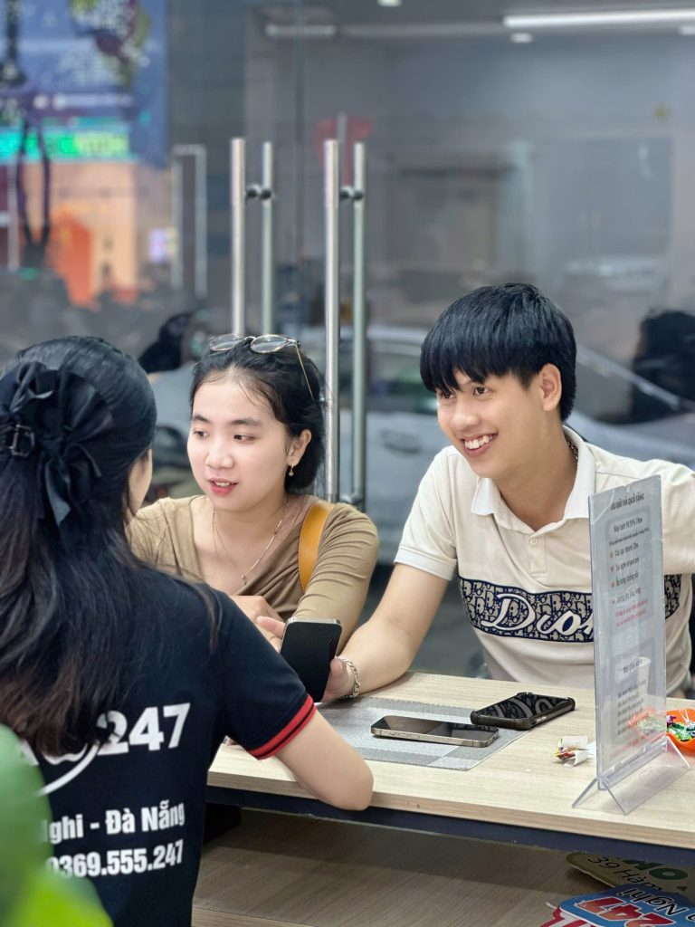 Khách hàng hài lòng khi mua iPhone cũ tại cửa hàng Táo 247 Đà Nẵng