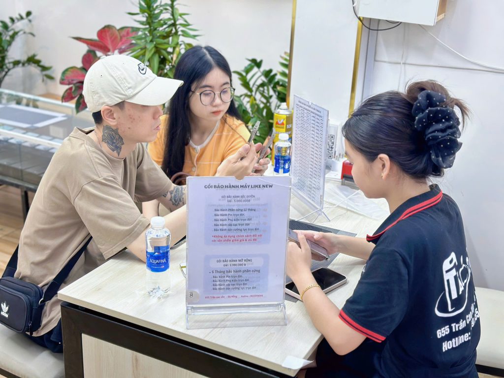 Khách hàng đang được tư vấn mua iPhone cũ tại cửa hàng Táo 247 Đà Nẵng
