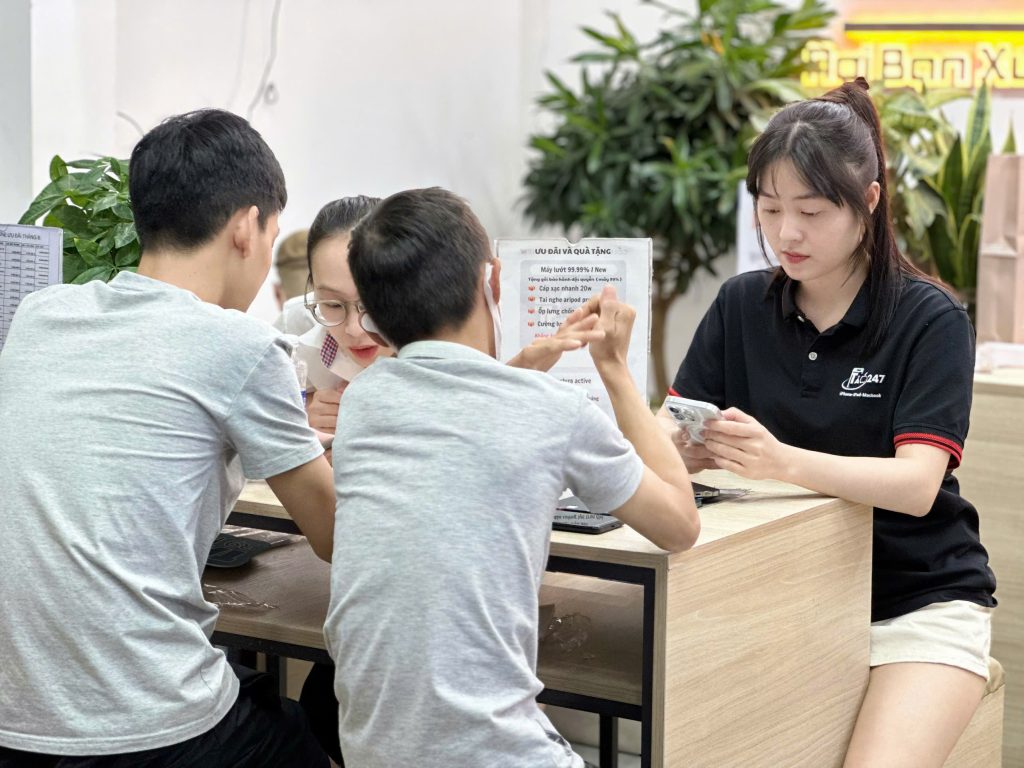 Khách hàng trẻ được tư vấn mua iPhone cũ tại cửa hàng Táo 247 Đà Nẵng – Dịch vụ chuyên nghiệp, giá tốt
