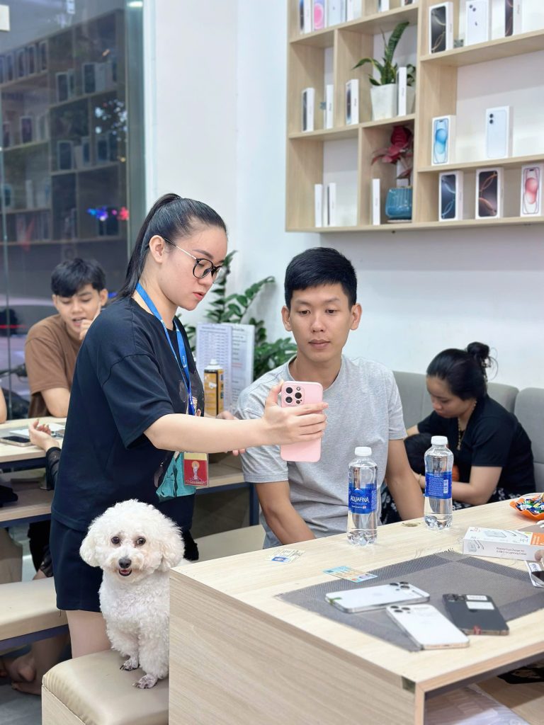 Khách hàng mua iPhone cũ giá rẻ tại Táo 247 Đà Nẵng, test máy trực tiếp tại cửa hàng