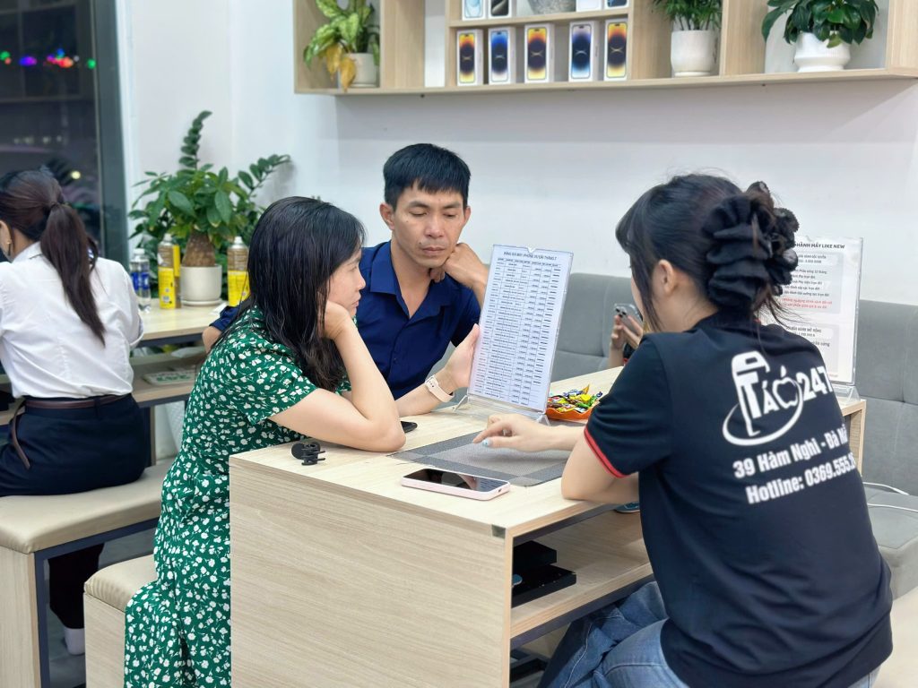 Nhân viên Táo 247 tư vấn bảng giá iPhone cũ trả góp cho khách hàng tại Đà Nẵng
