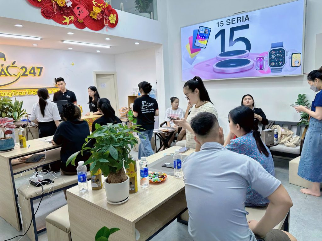 Cửa hàng iPhone cũ Táo 247 Đà Nẵng đông khách trải nghiệm và mua sắm iPhone
