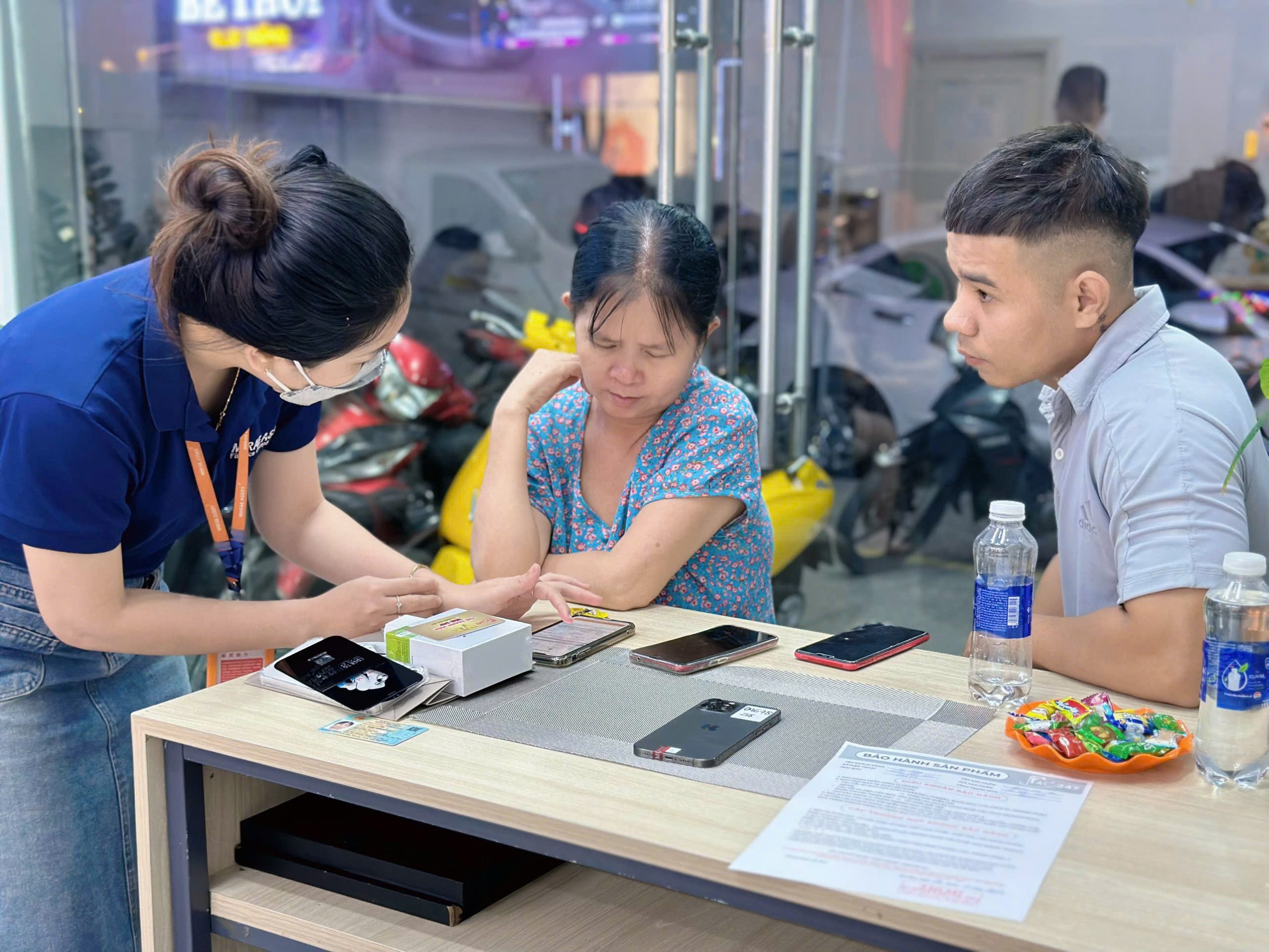 Nhân viên Táo 247 tư vấn trả góp iPhone cũ 0% cho khách hàng lớn tuổi tại Đà Nẵng