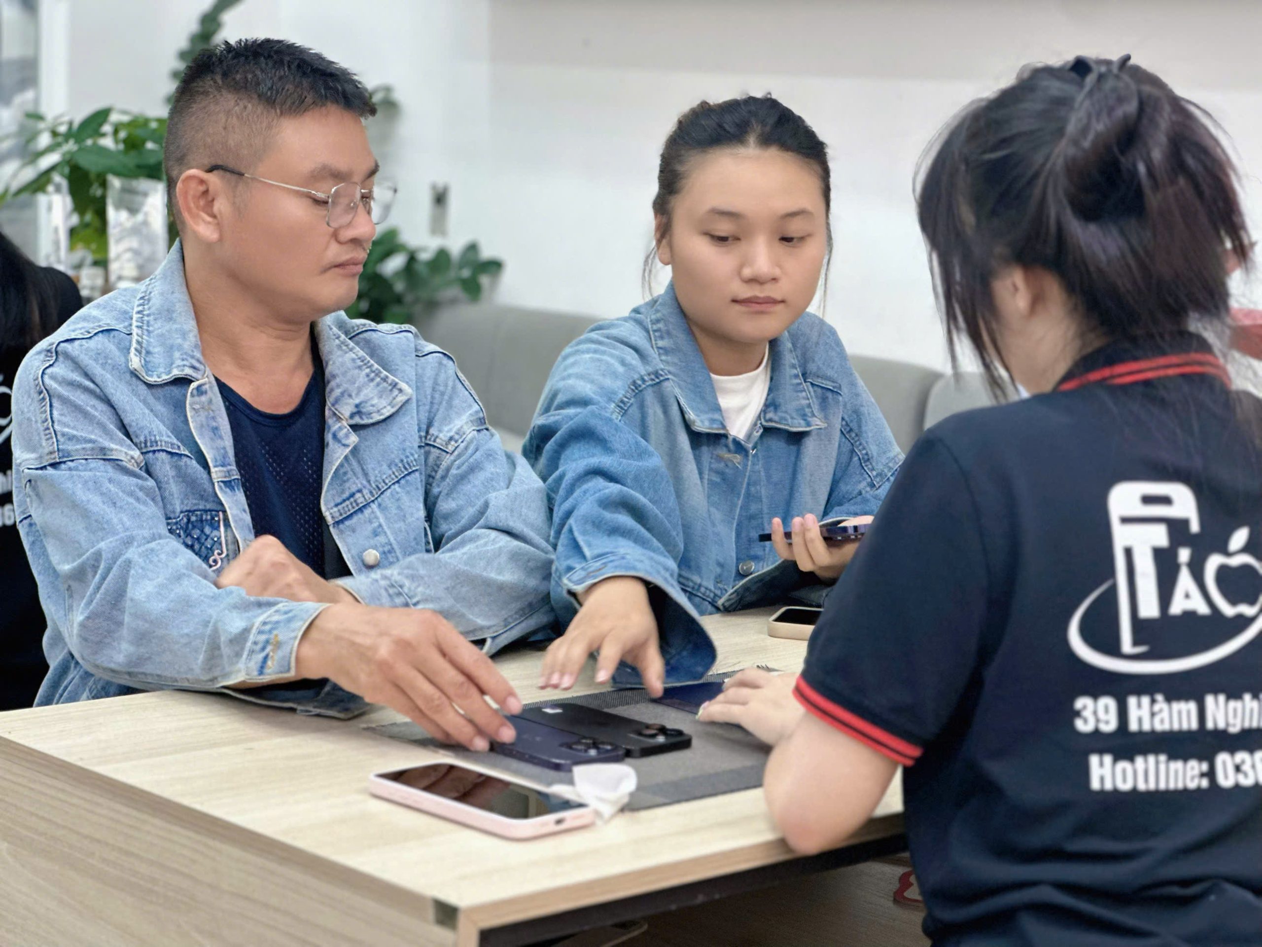 Nhân viên Táo 247 tư vấn chọn iPhone cũ cho khách hàng tại Đà Nẵng